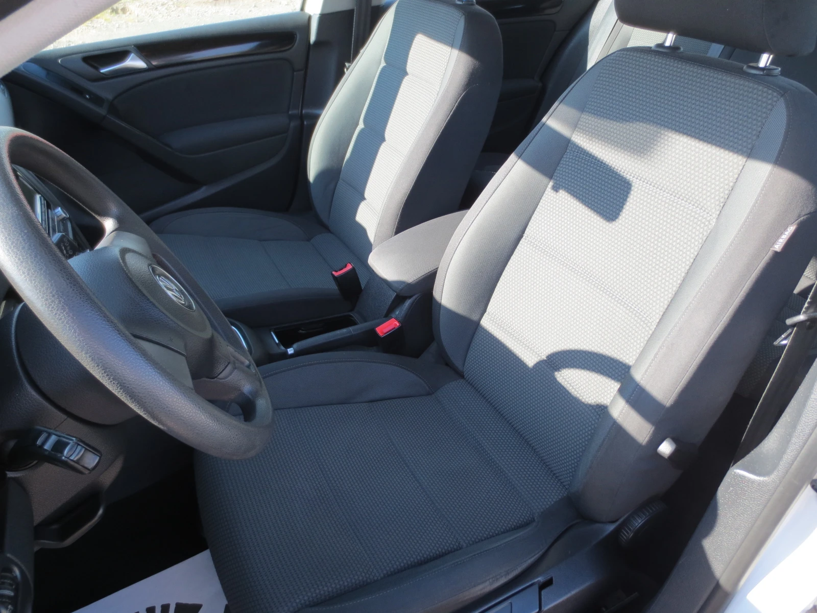 VW Golf 1.6 TDI, снимка 10 - Автомобили и джипове - 54664775