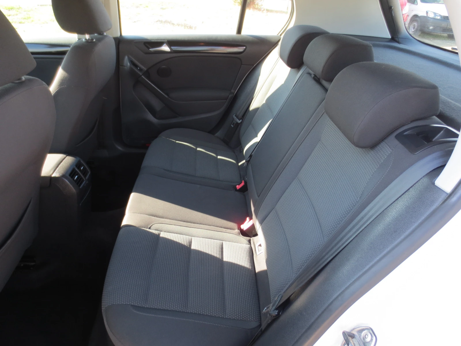 VW Golf 1.6 TDI, снимка 11 - Автомобили и джипове - 54664775