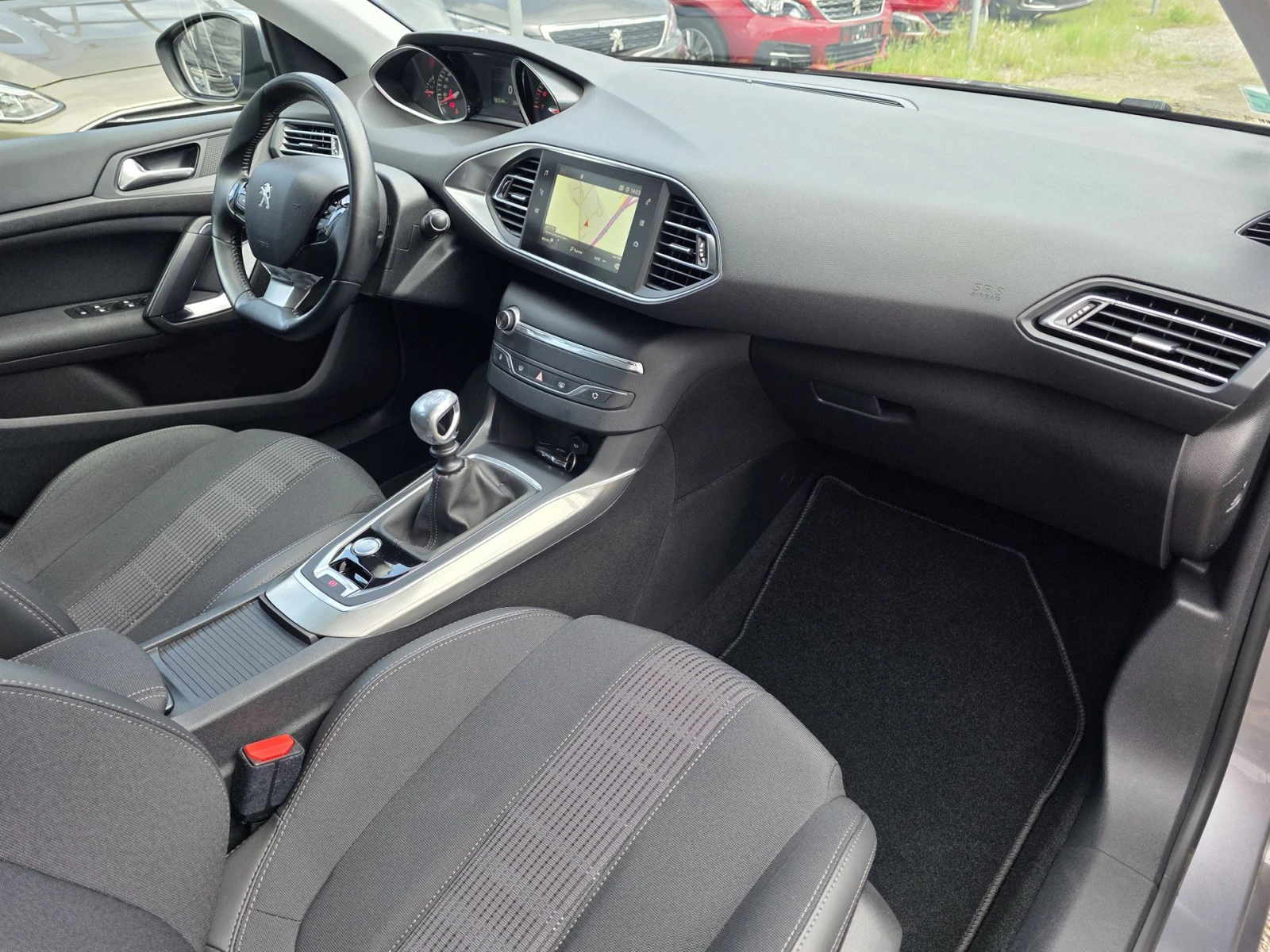 Peugeot 308 1.2 e-THP Allure, снимка 9 - Автомобили и джипове - 54825865