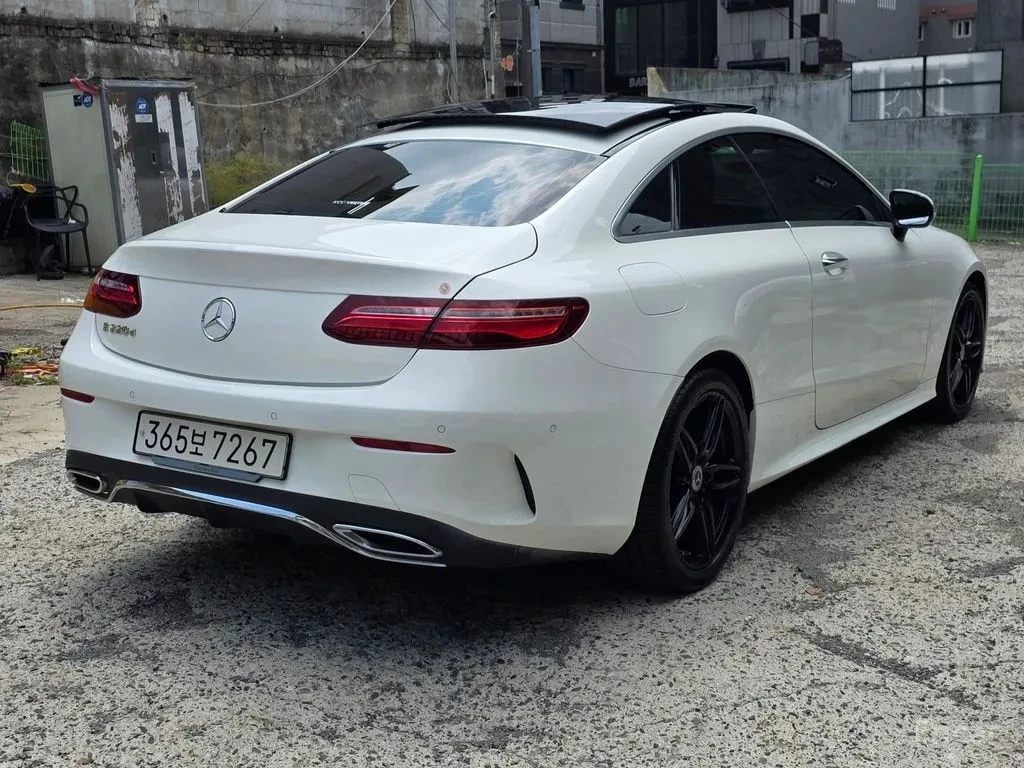 Mercedes-Benz E 220 АМГ ПАКЕТ/Coupe/ЛЕНТИ/ХЕДЪП/ВЪЗДУШНО ОКАЧВАНЕ, снимка 2 - Автомобили и джипове - 56104966