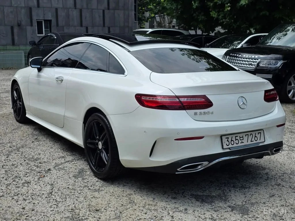 Mercedes-Benz E 220 АМГ ПАКЕТ/Coupe/ЛЕНТИ/ХЕДЪП/ВЪЗДУШНО ОКАЧВАНЕ, снимка 4 - Автомобили и джипове - 56104966