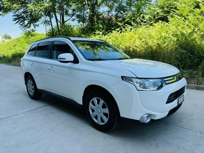 Mitsubishi Outlander 2.0i Automat 4x4, снимка 1 - Автомобили и джипове - 47433475