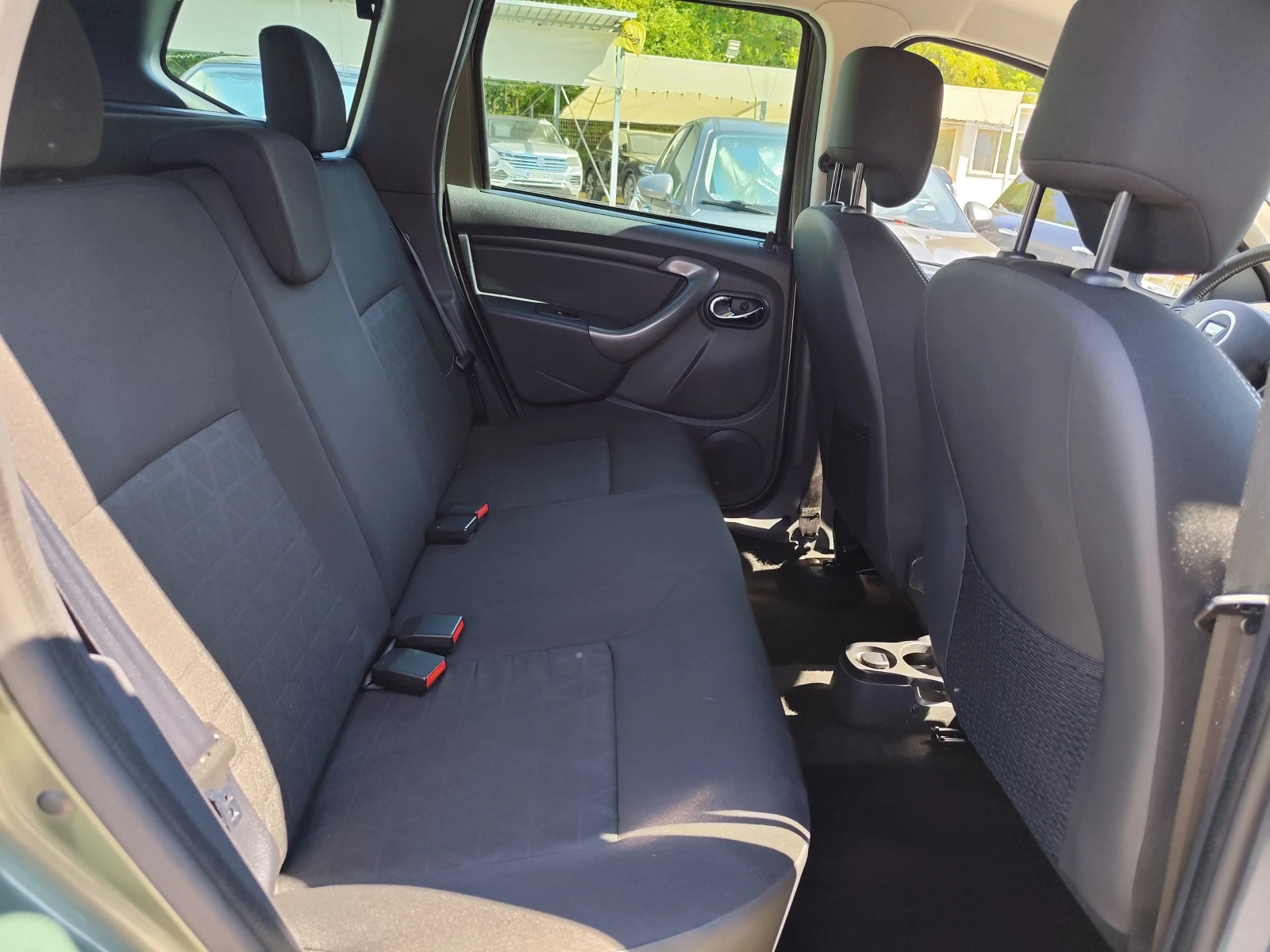 Dacia Duster 1.6i/ГАЗ* CAMERA* ПАРКТРОНИК* КЛИМА* , снимка 12 - Автомобили и джипове - 55739859