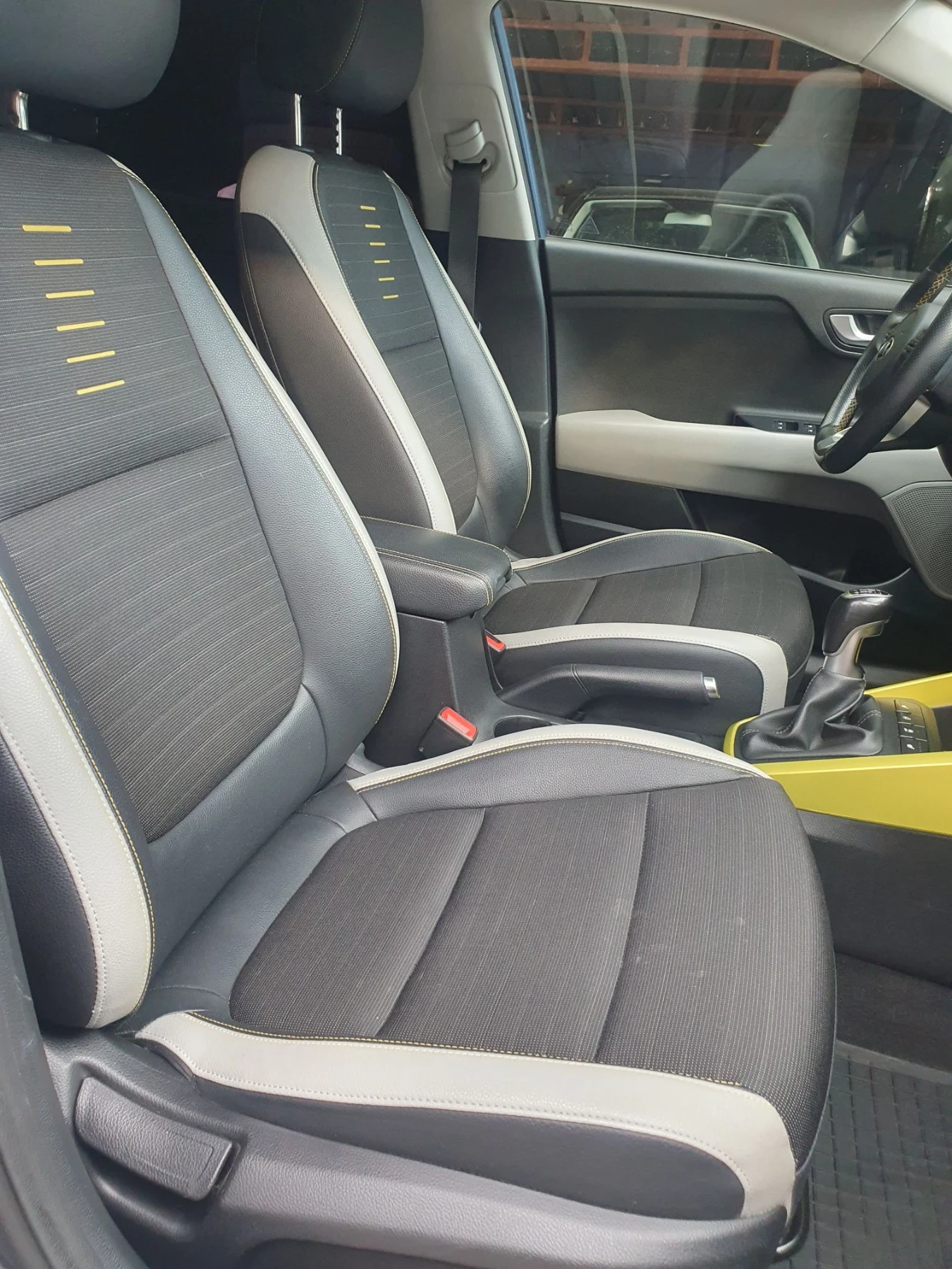 Kia Stonic 1.6D NAVI KOJA KAMERA PODGREV SRDALKI VOLAN