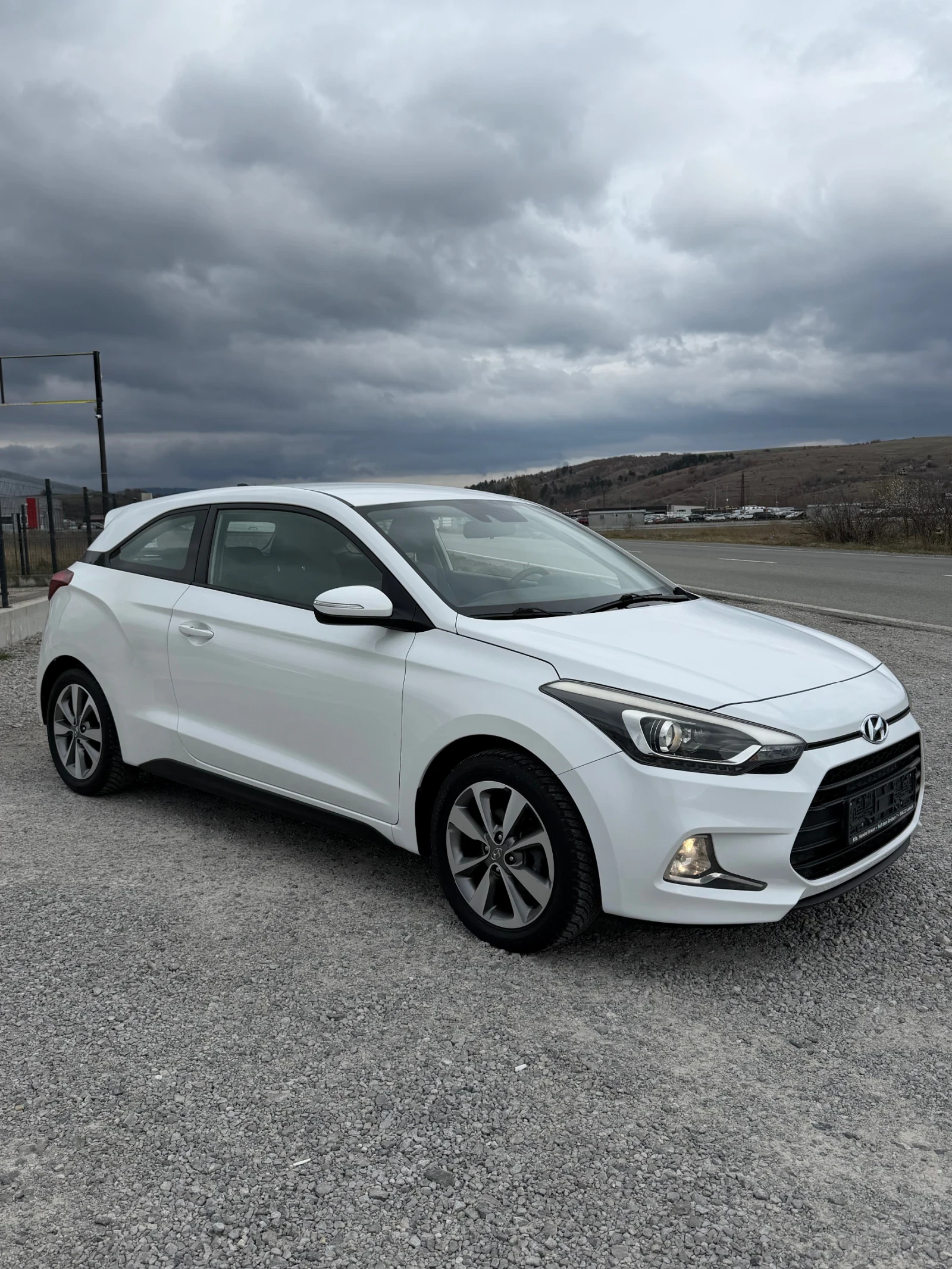 Hyundai I20 COUPE 1.4i  6 SPEED * 101k km* LED EURO 6 TUV, снимка 4 - Автомобили и джипове - 53972770