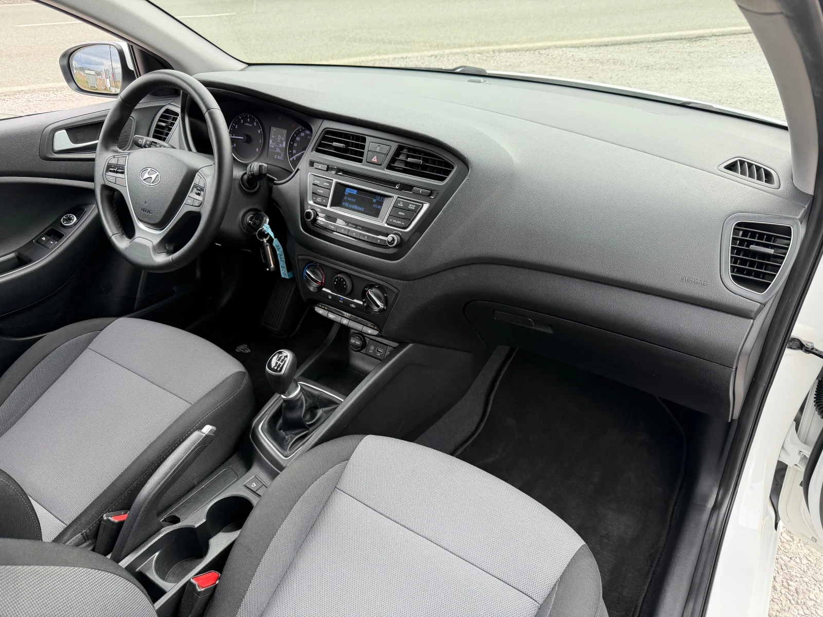 Hyundai I20 COUPE 1.4i  6 SPEED * 101k km* LED EURO 6 TUV, снимка 13 - Автомобили и джипове - 53972770