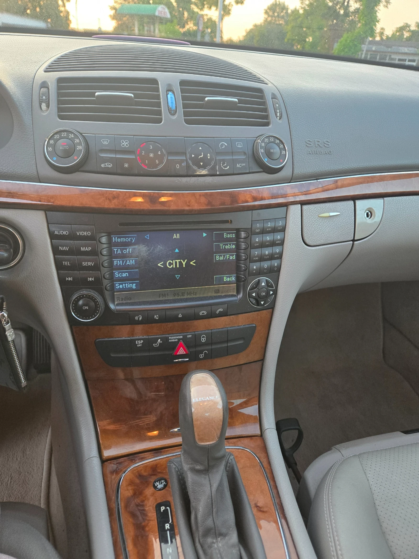 Mercedes-Benz E 270 CDI Elegance , снимка 9 - Автомобили и джипове - 55323954