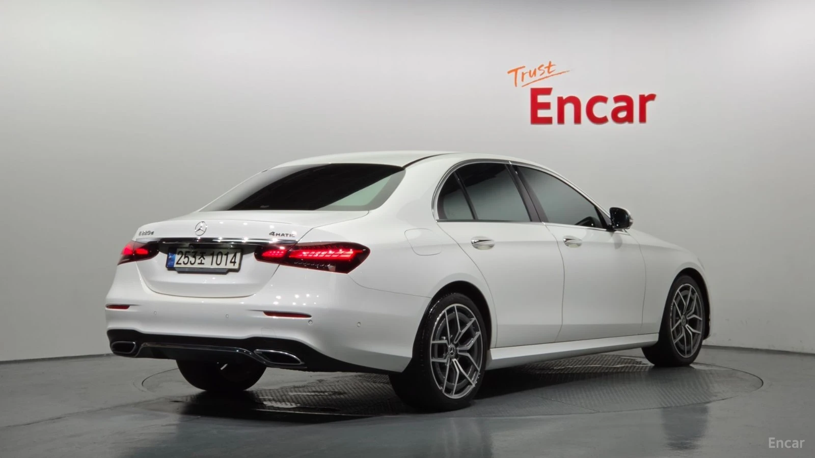 Mercedes-Benz E 220 4MATIC/AMG-LINE/DRIVE-ASSISTS/SUNROOF | Mobile.bg � ����������� 3