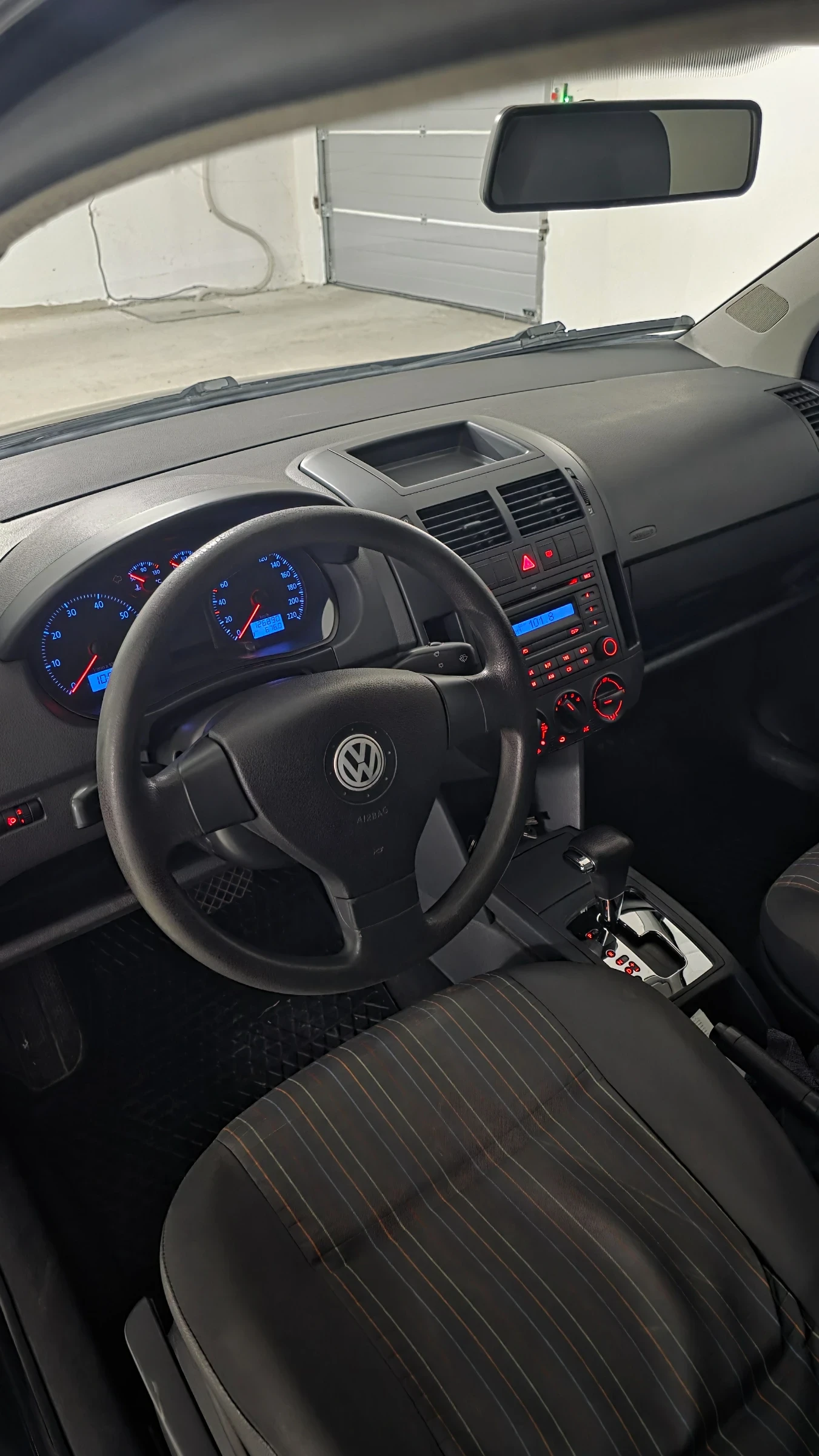 VW Polo Автоматик-126хил км, снимка 12 - Автомобили и джипове - 56309254