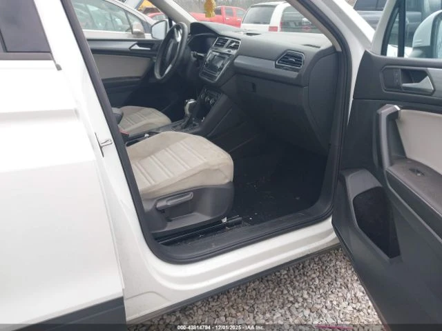 VW Tiguan 2.0T S* Keyless* Подгрев* НАВИ* Клип на мотор* CAR, снимка 9 - Автомобили и джипове - 53136502
