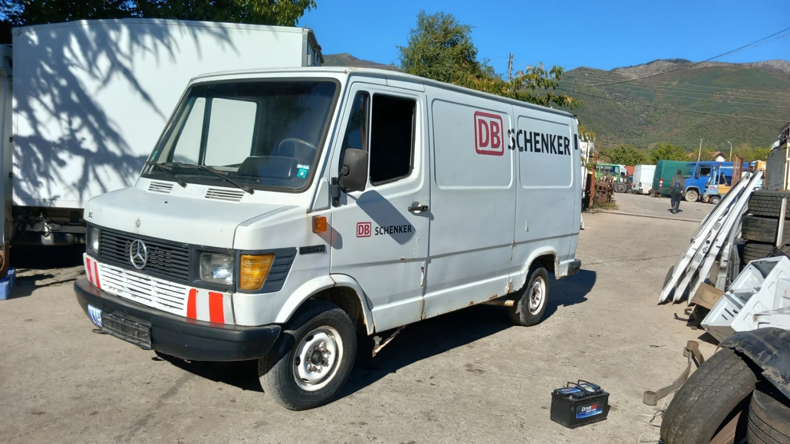 Mercedes-Benz 207 На части, снимка 1