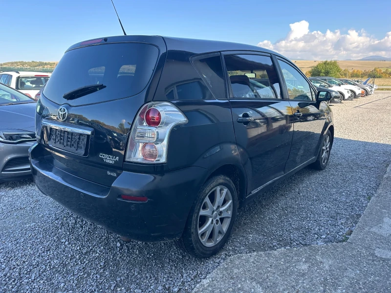 Toyota Corolla verso 2.2 D4D, снимка 5 - Автомобили и джипове - 52061873