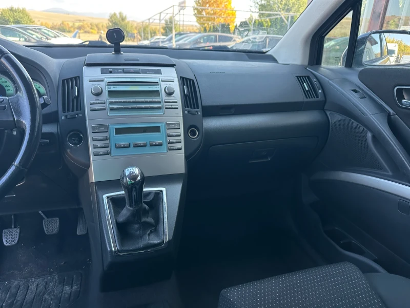 Toyota Corolla verso 2.2 D4D, снимка 14 - Автомобили и джипове - 52061873