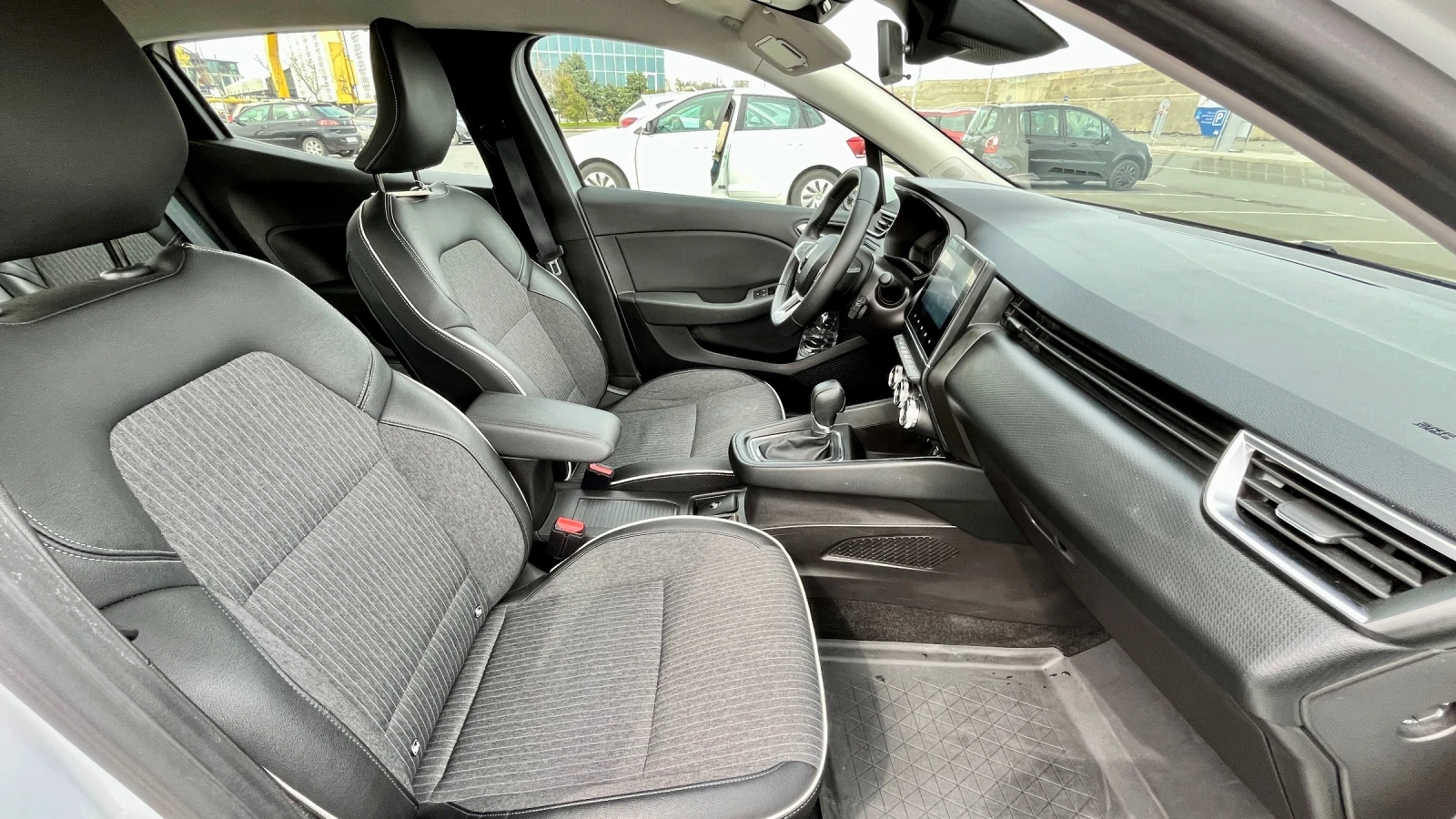 Renault Clio E-Tech Hybrid - изображение 9