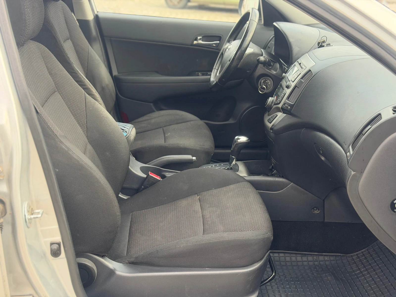 Hyundai I30 Автомат/Фейс Лифт / Много Запазен, снимка 10 - Автомобили и джипове - 54082968