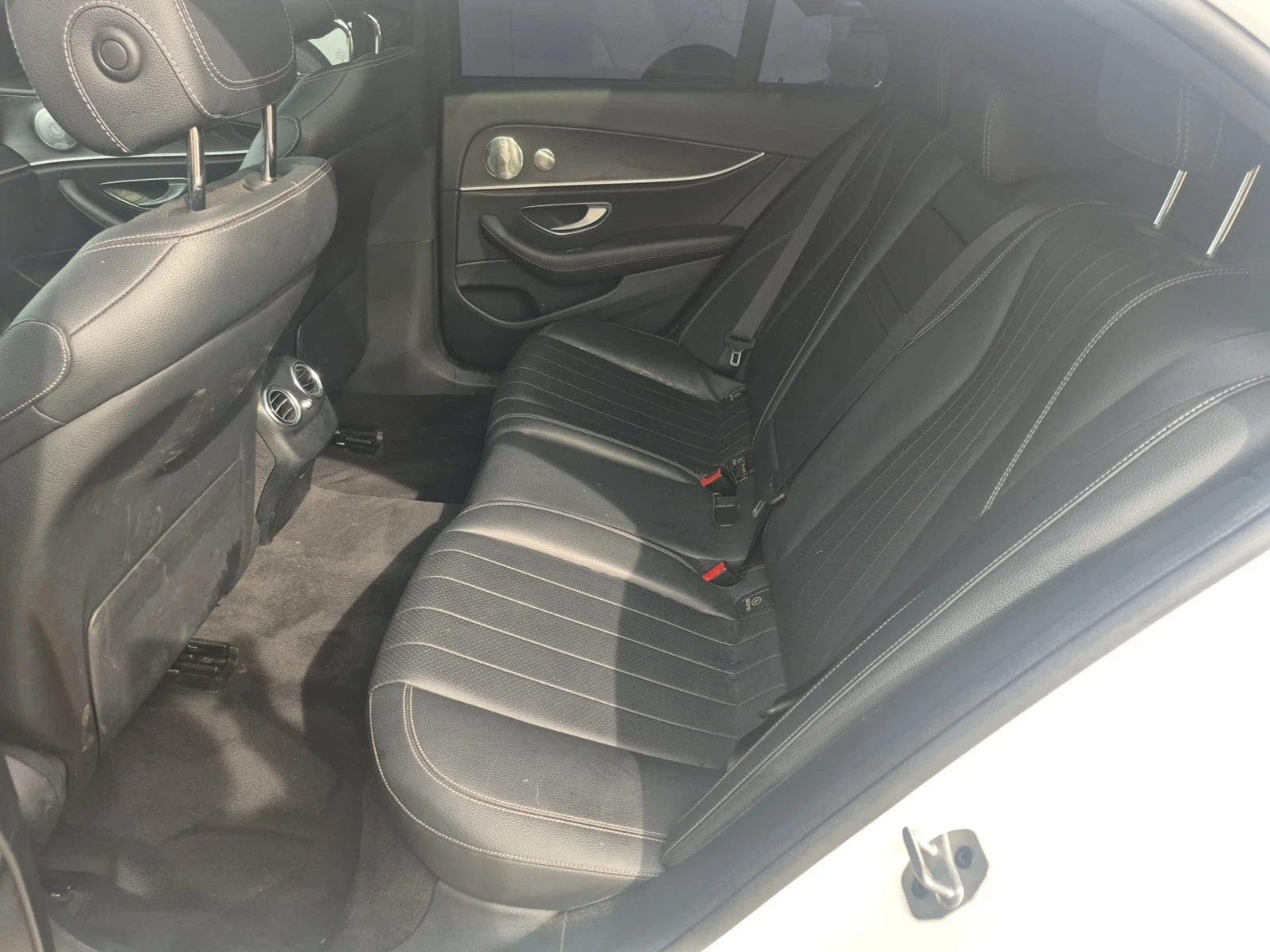 Mercedes-Benz E 350 4MATIC * AMG * BURMESTER * CARFAX * , снимка 10 - Автомобили и джипове - 56132757