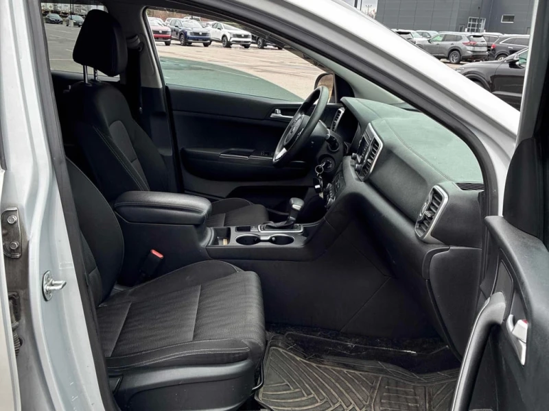 Kia Sportage * LX * CARFAX * БЕЗ ПЪРВОНАЧАЛНА ВНОСКА, снимка 16 - Автомобили и джипове - 52747856