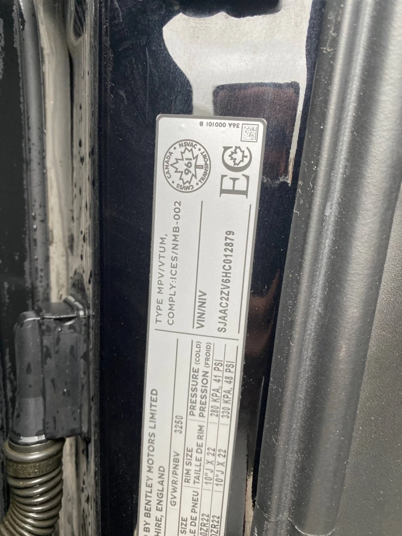 Bentley Bentayga * W12* Keyless* Pano* Navi* Carfax* 360, снимка 6 - Автомобили и джипове - 53310645