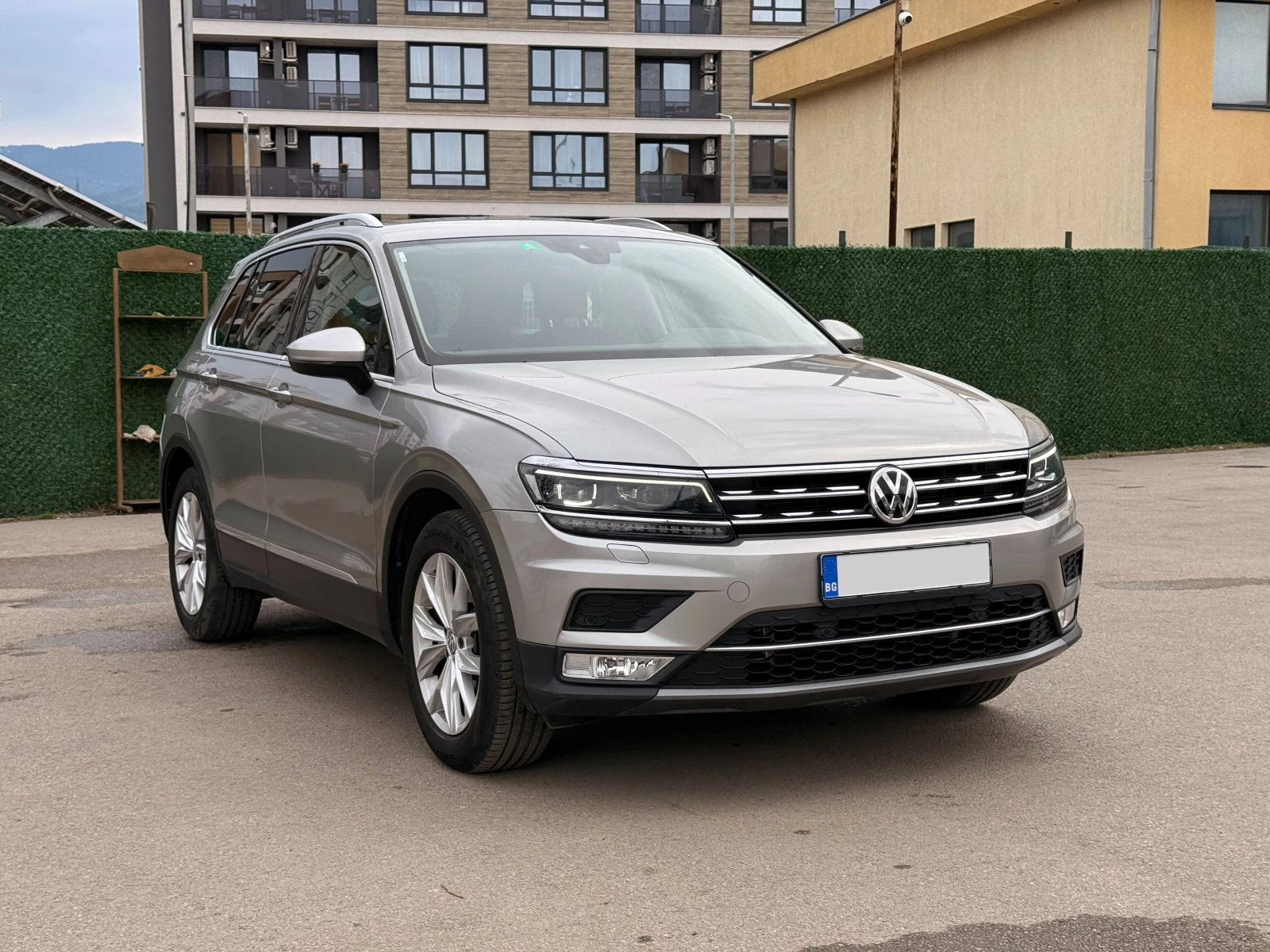 VW Tiguan 2.0 TSI * 4Motion * Distronic * , снимка 3 - Автомобили и джипове - 54033575