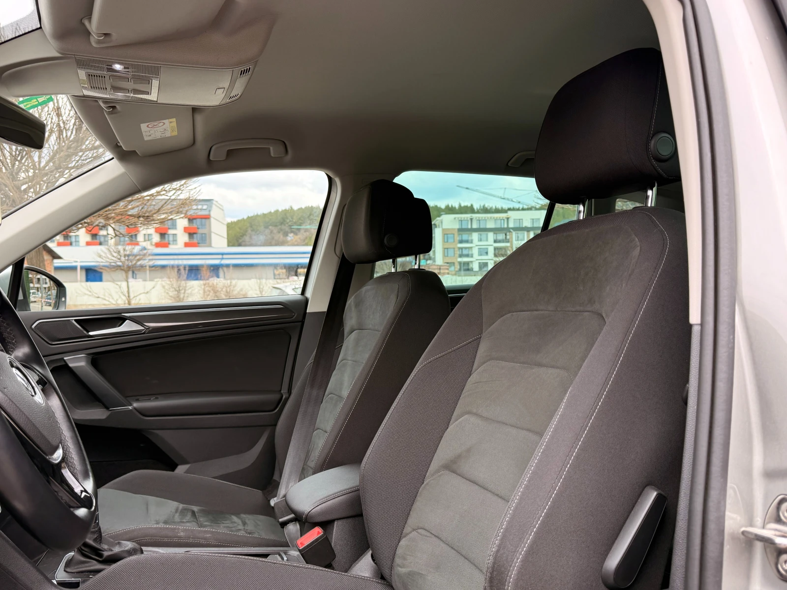 VW Tiguan 2.0 TSI * 4Motion * Distronic * , снимка 8 - Автомобили и джипове - 54033575