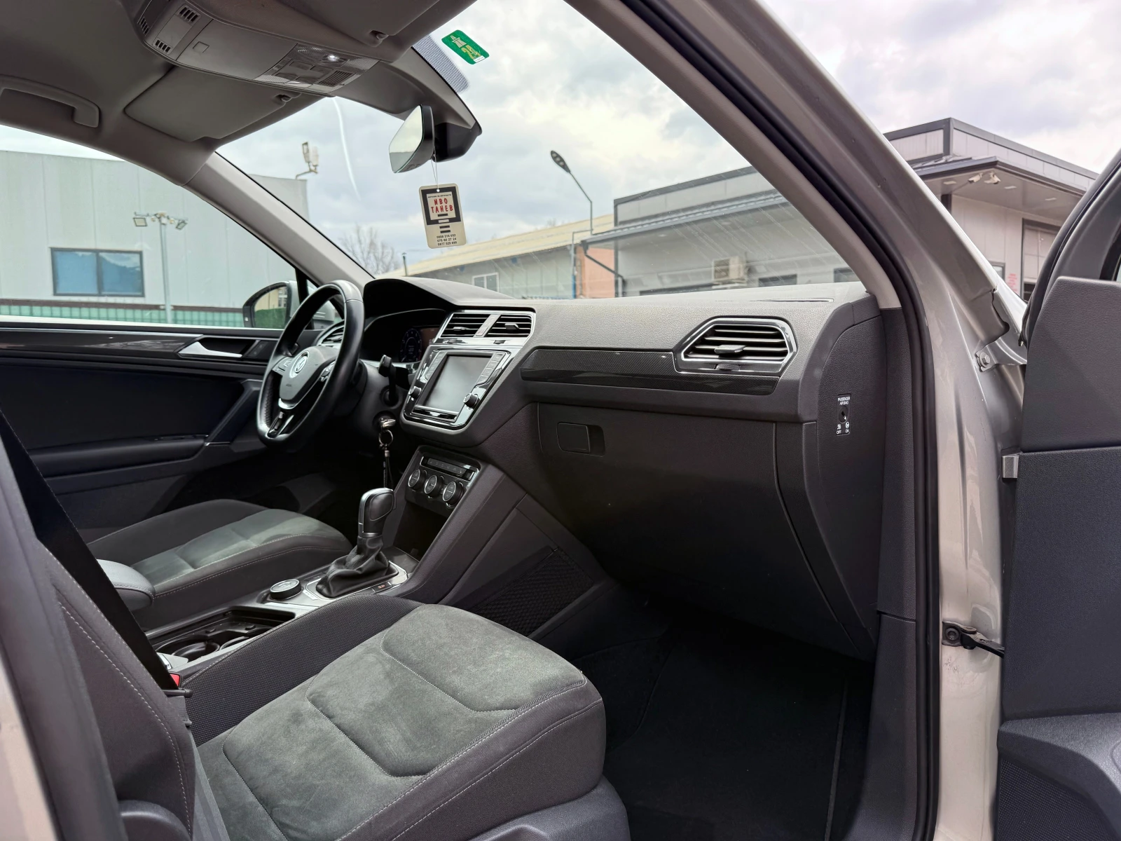 VW Tiguan 2.0 TSI * 4Motion * Distronic * , снимка 11 - Автомобили и джипове - 54033575