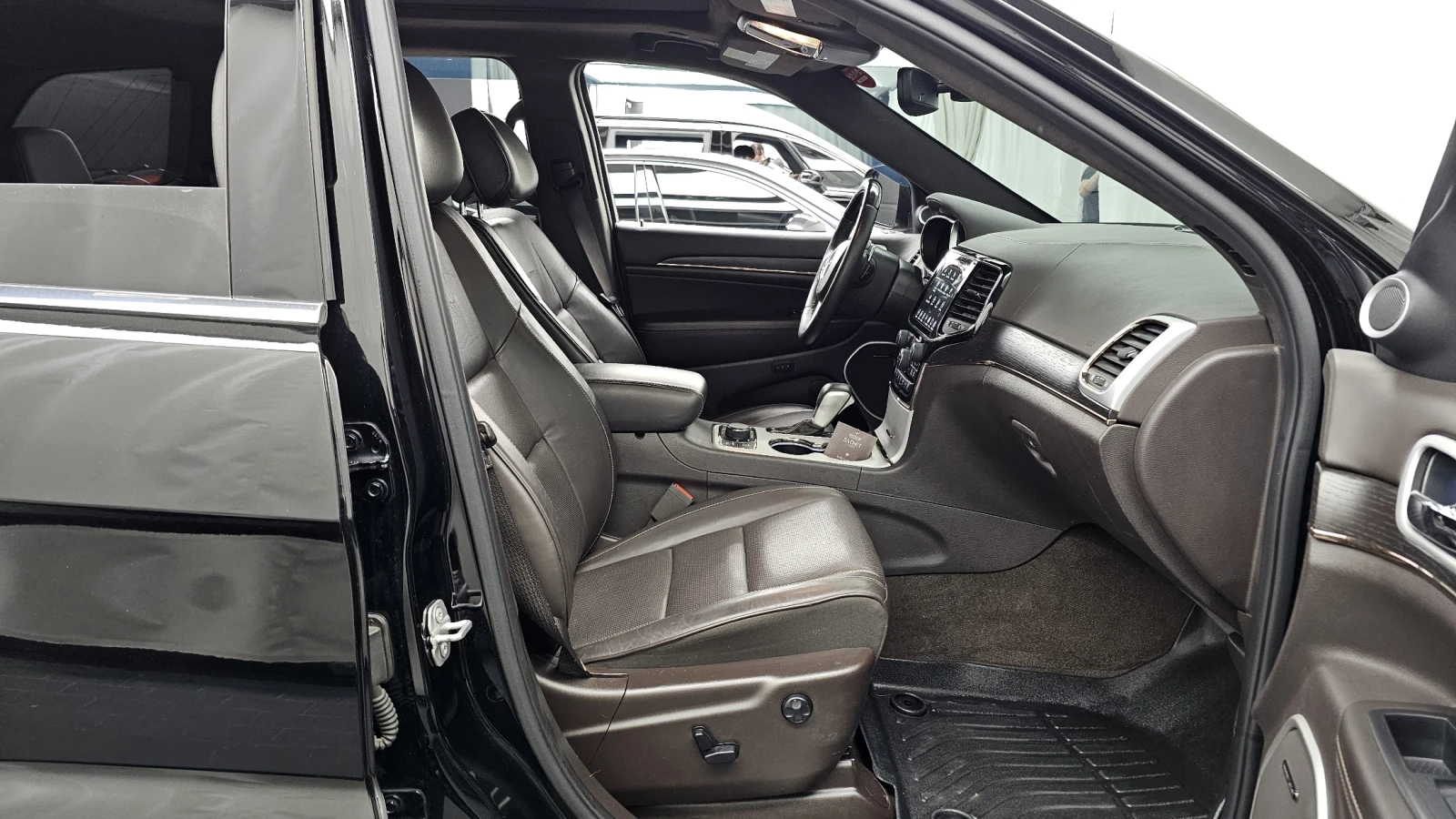 Jeep Grand cherokee SUMMIT* 8ZF* ОБДУХ* DIS* HARMAN* КРАЙНА ЦЕНА, снимка 14 - Автомобили и джипове - 54863154