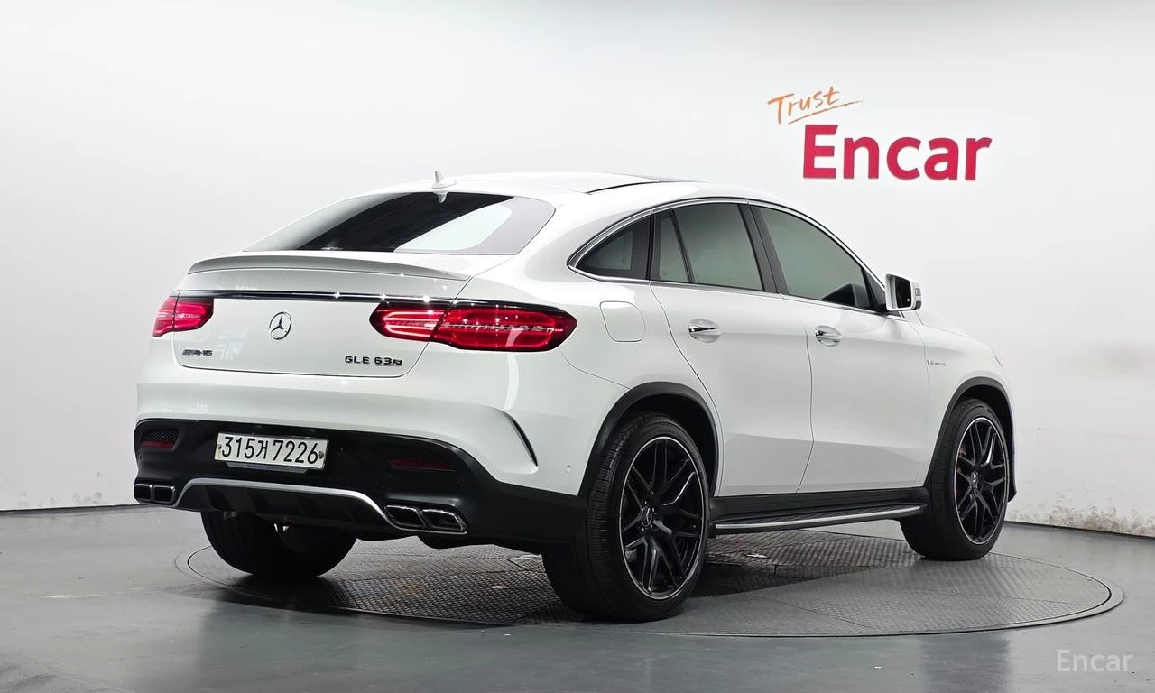 Mercedes-Benz GLE 63 S AMG HARMON* KARDON* ОБДУХВАНЕ* ПАНОРАМА* МАСАЖ* КЕЙЛЕС, снимка 2 - Автомобили и джипове - 56120471