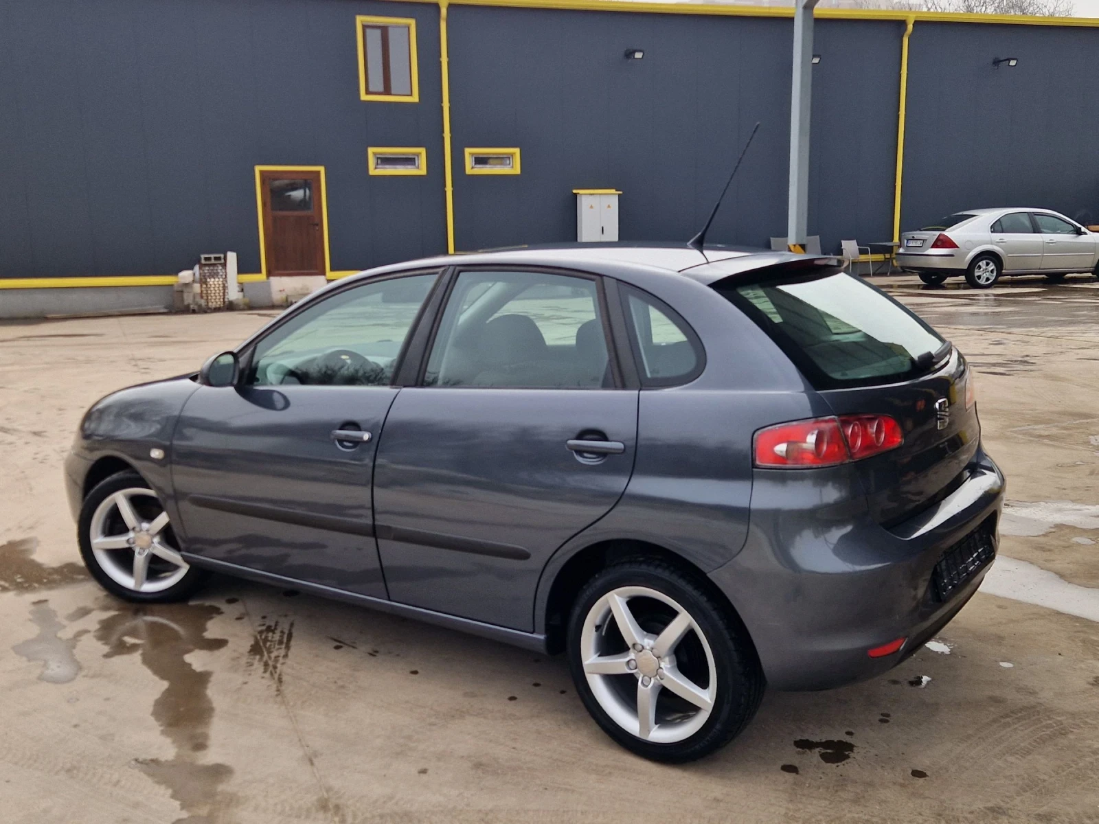 Seat Ibiza 1.2i 70к.с., снимка 4 - Автомобили и джипове - 53838811