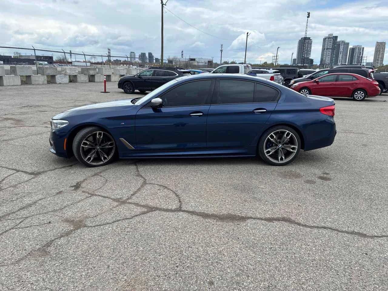 BMW 550 * M550i xDrive * ДИСТРОНИК * 360 * ОБДУХВАНЕ, снимка 2 - Автомобили и джипове - 54460364