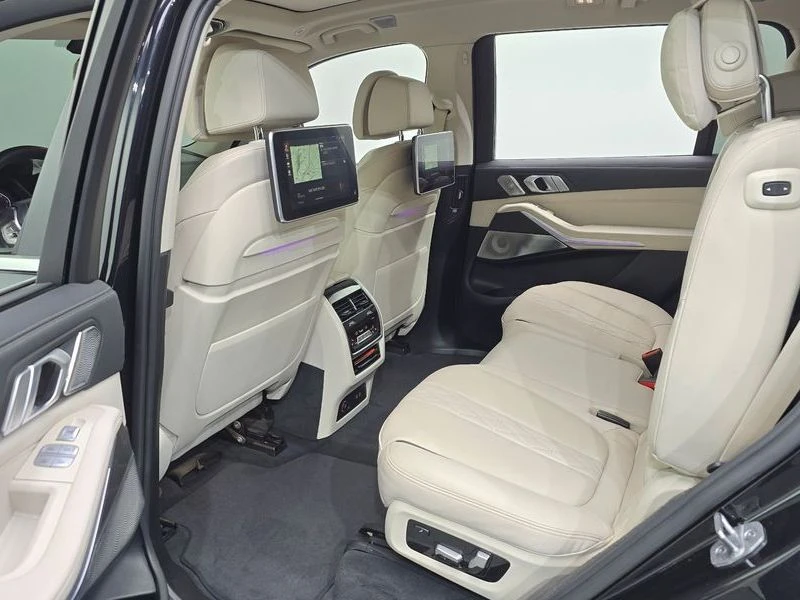 BMW X7 * xDrive 40i* 7МЕСТА* МОНИТОРИ* 360* HUD* ПАНО* , снимка 11 - Автомобили и джипове - 55663050