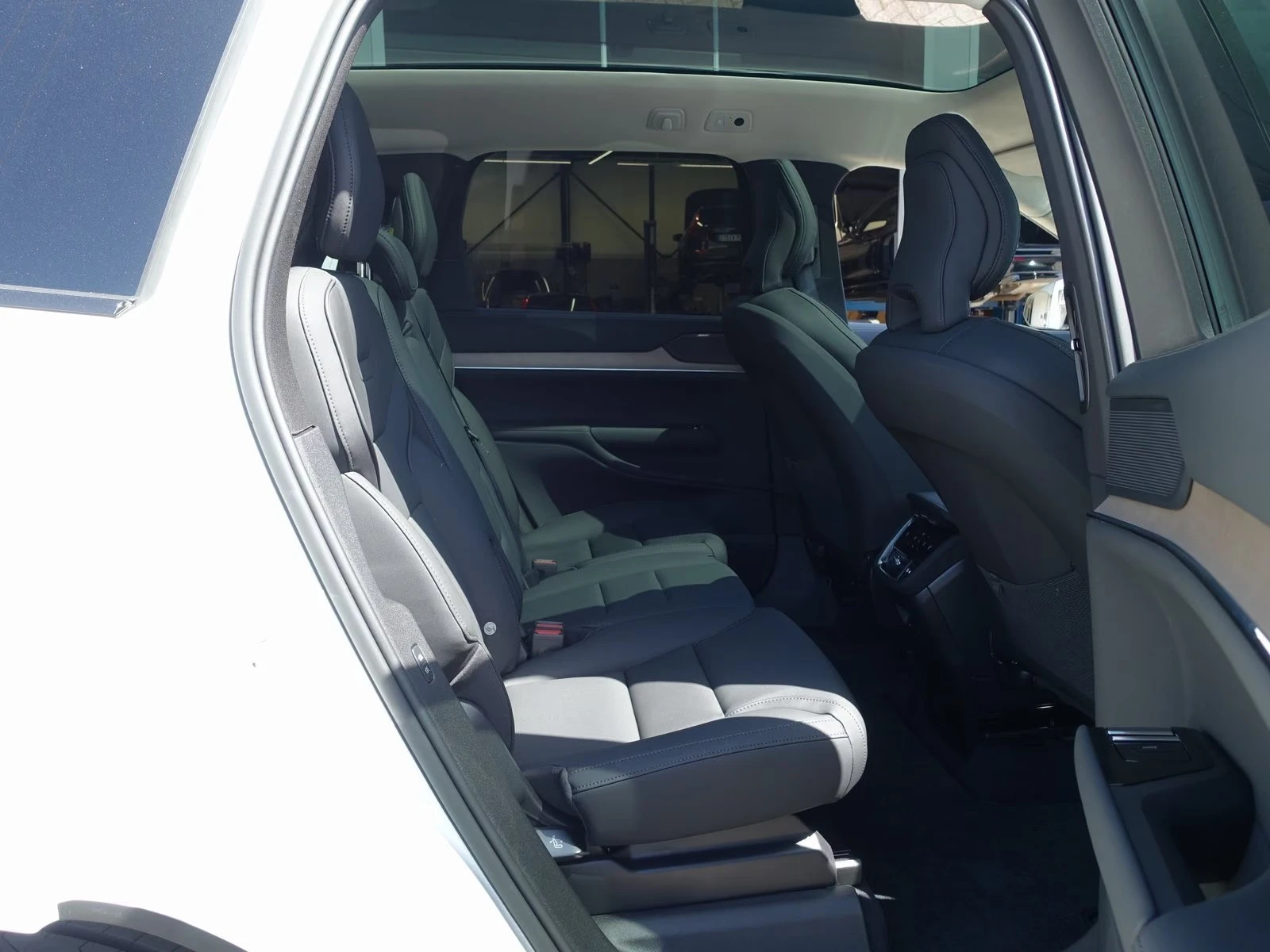 Volvo EX90 Twin Motor Executive Edition 7seats, снимка 16 - Автомобили и джипове - 56211224