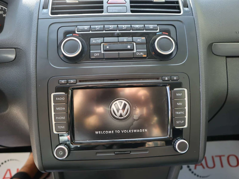 VW Touran 2.0TDI/DSG/Навигация/Кожа/Мулти Волан/Автопилот, снимка 9 - Автомобили и джипове - 51726964