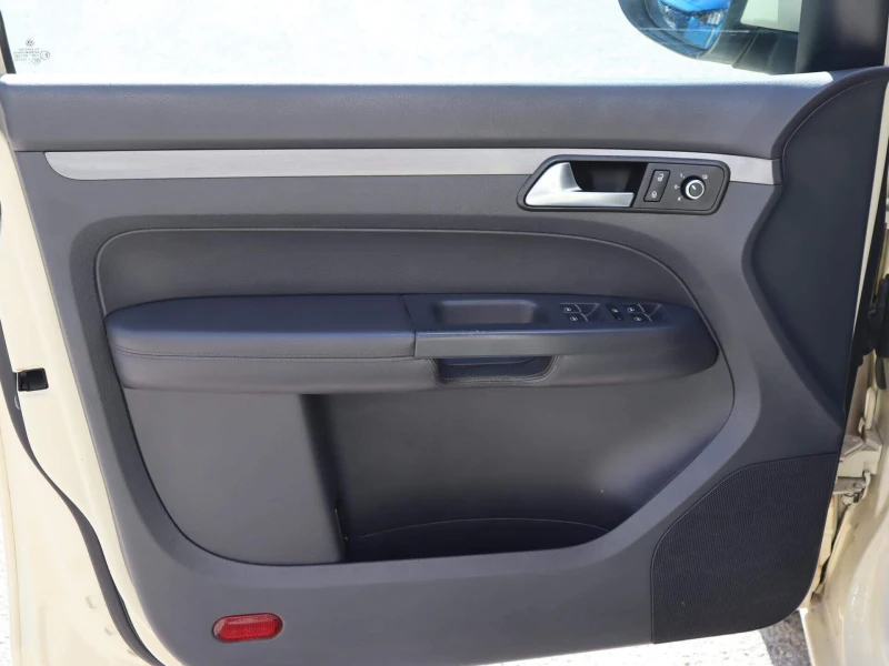 VW Touran 2.0TDI/DSG/Навигация/Кожа/Мулти Волан/Автопилот, снимка 11 - Автомобили и джипове - 51726964