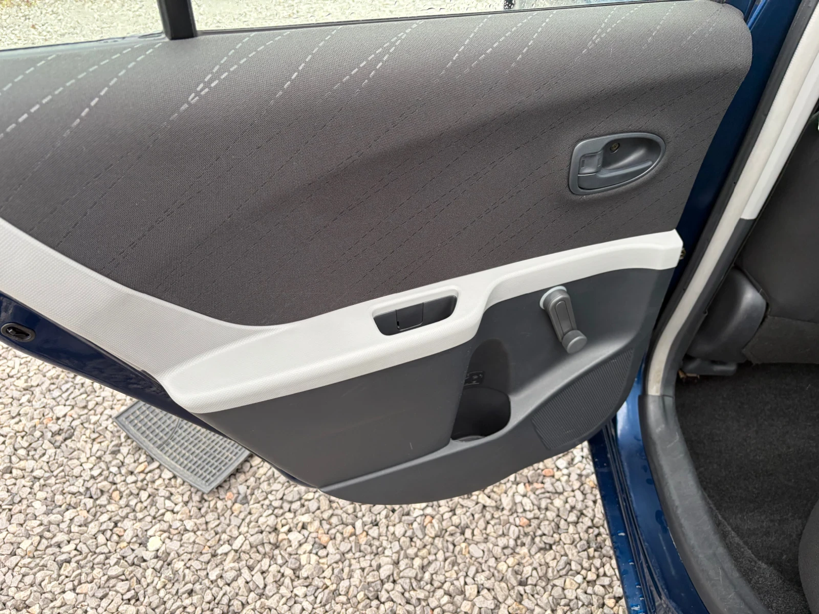 Toyota Yaris 1.0VVTI-70к.с SOL / 70000км.!!!!! /, снимка 13 - Автомобили и джипове - 54088483