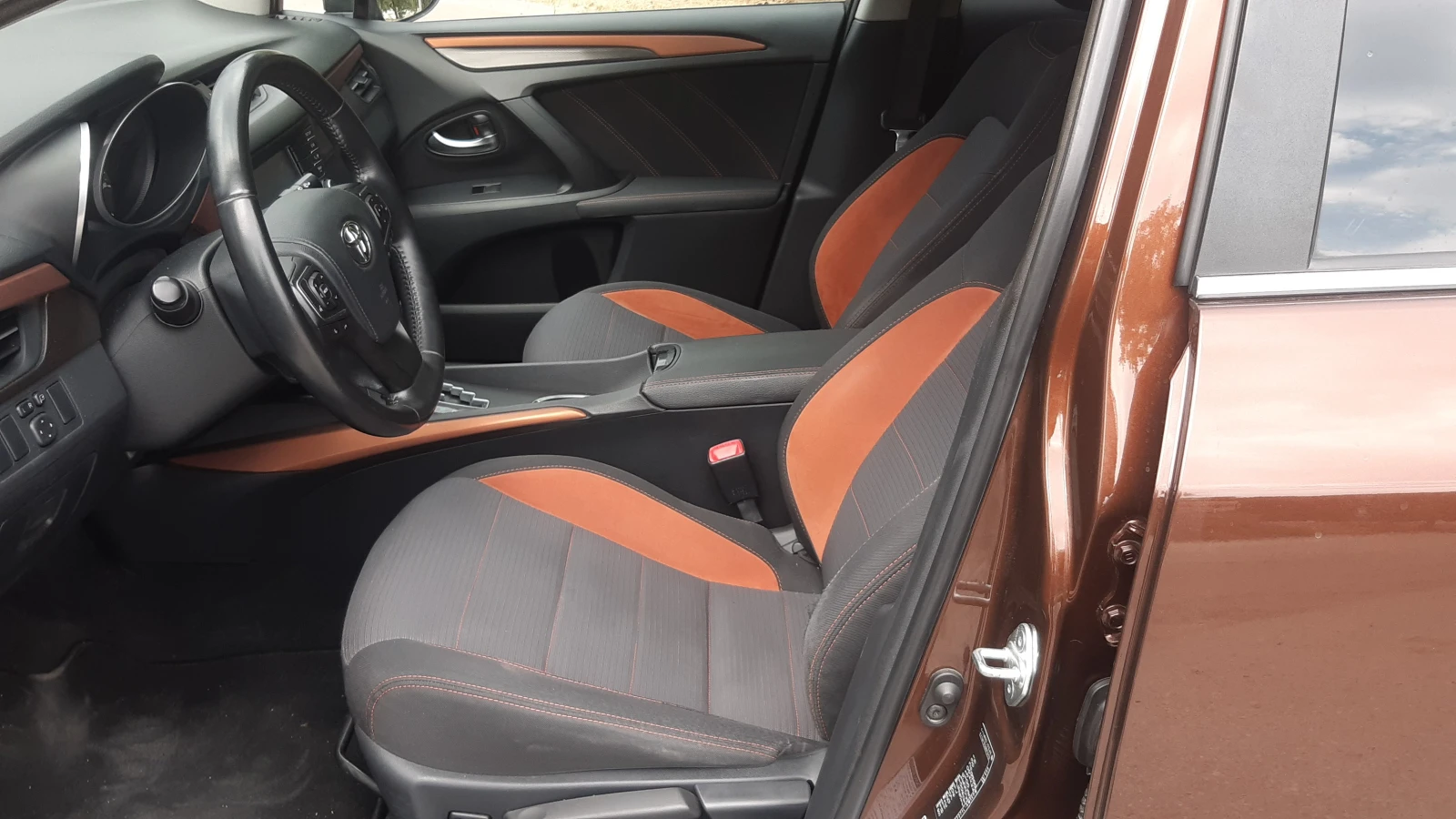 Toyota Avensis 1.8 VVTI , снимка 9 - Автомобили и джипове - 55780290