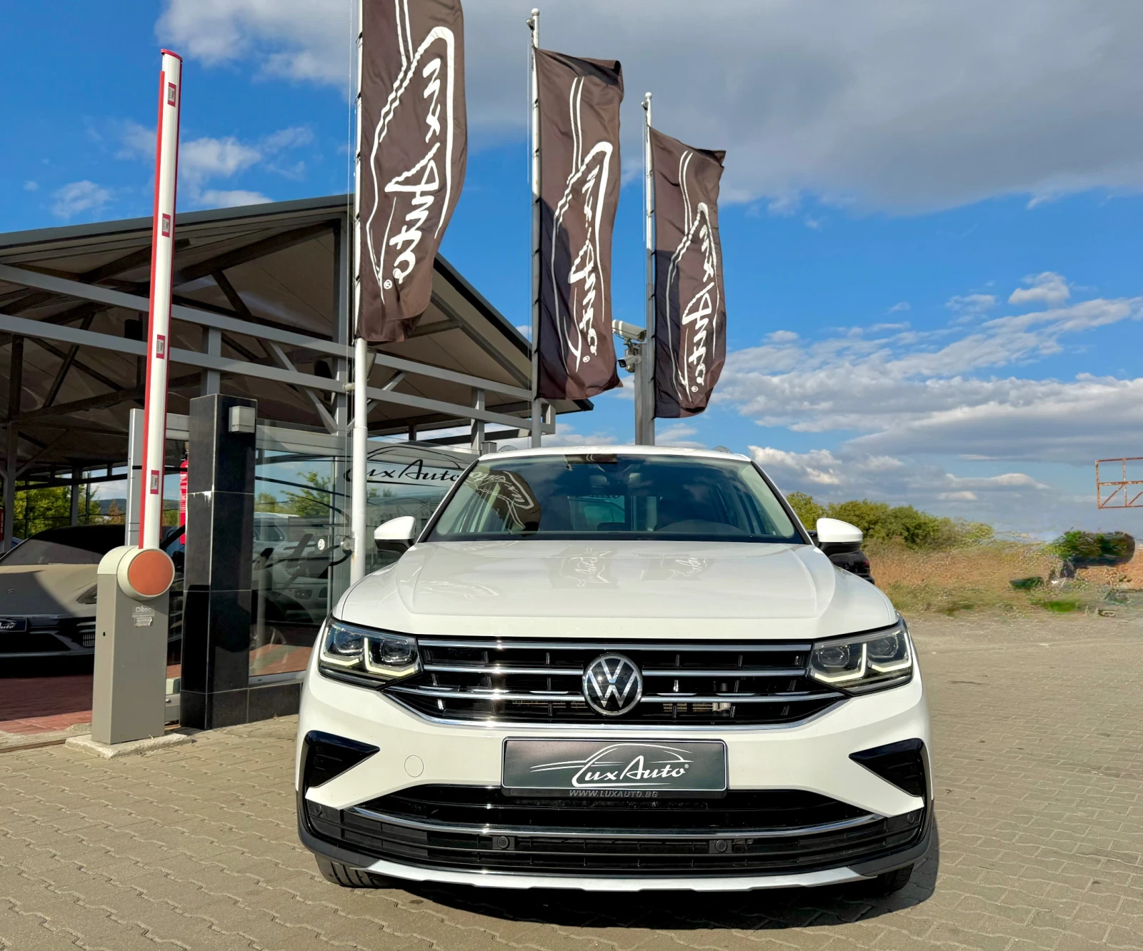 VW Tiguan 4x4#IQ LIGHT#ALCANTARA#KEYLESS#CAMERA#DIGITAL, снимка 3 - Автомобили и джипове - 56331339