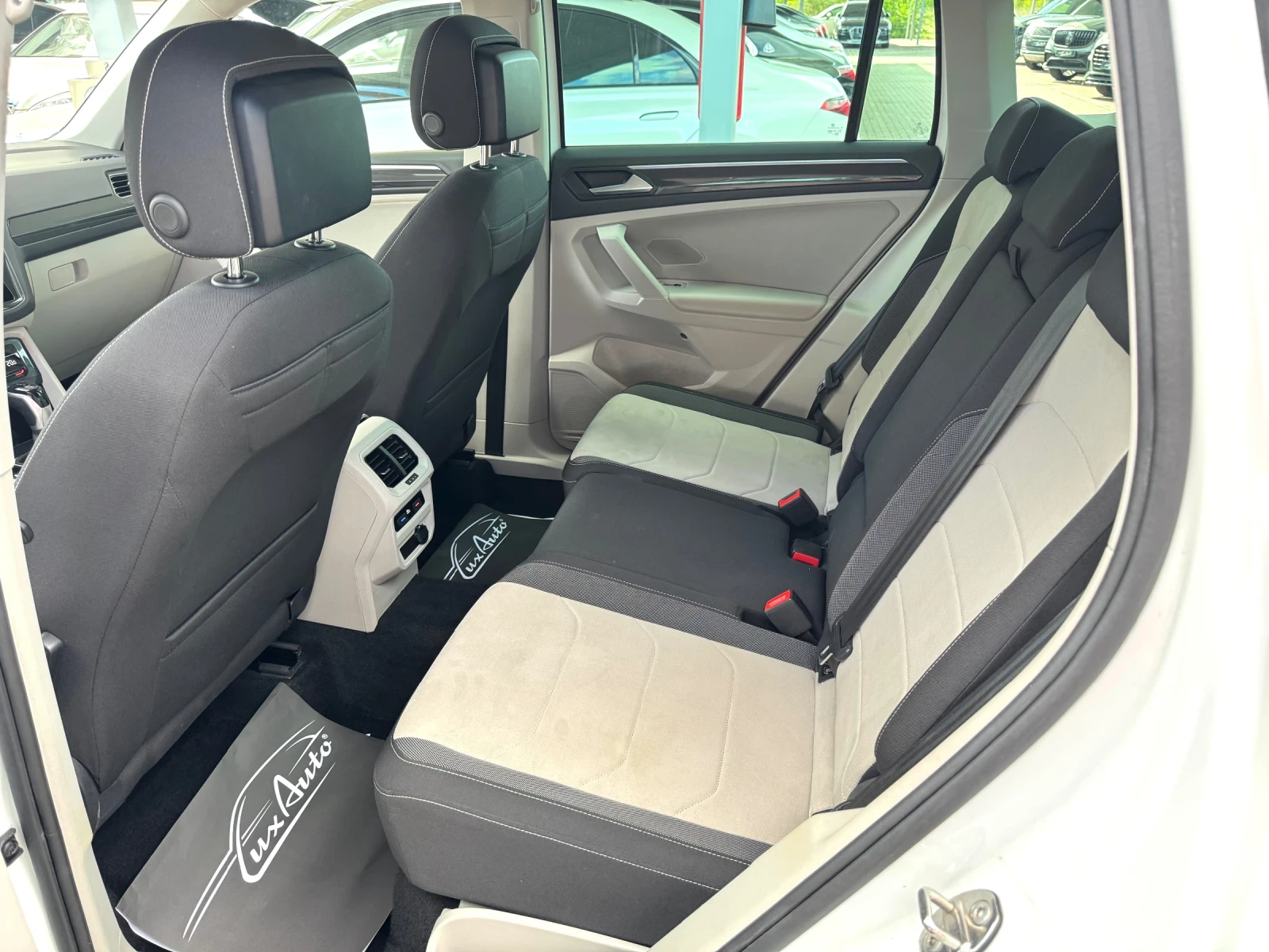 VW Tiguan 4x4#IQ LIGHT#ALCANTARA#KEYLESS#CAMERA#DIGITAL, снимка 14 - Автомобили и джипове - 56331339