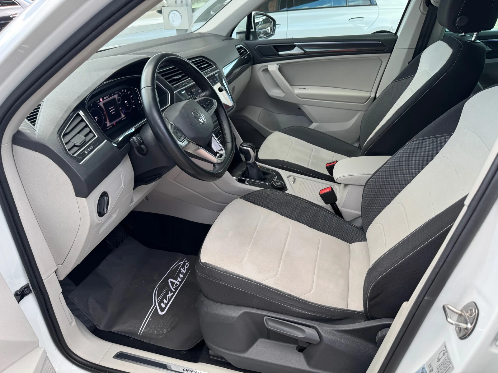 VW Tiguan 4x4#IQ LIGHT#ALCANTARA#KEYLESS#CAMERA#DIGITAL, снимка 8 - Автомобили и джипове - 56331339