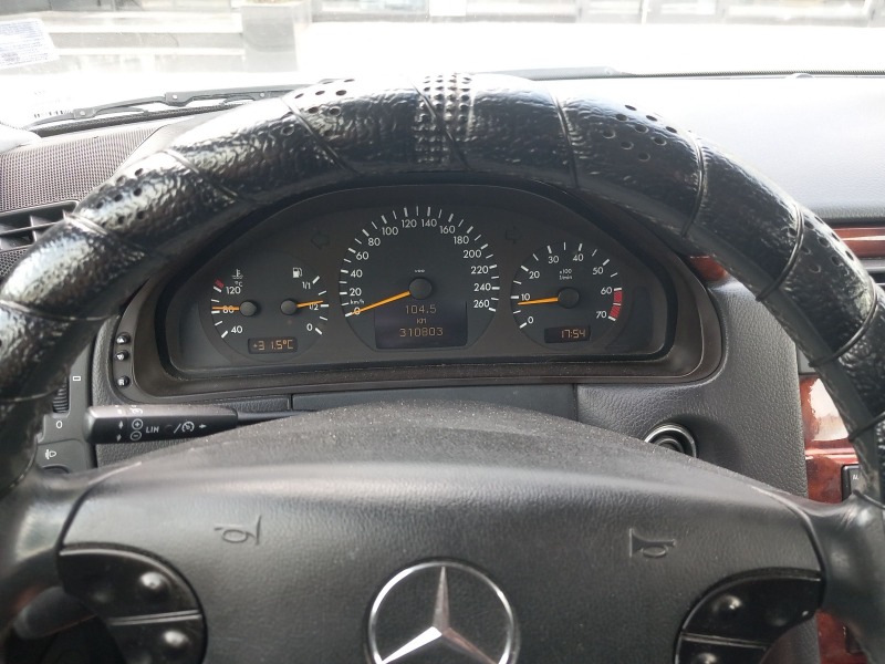 Mercedes-Benz E 200 Седан, снимка 13 - Автомобили и джипове - 45903686