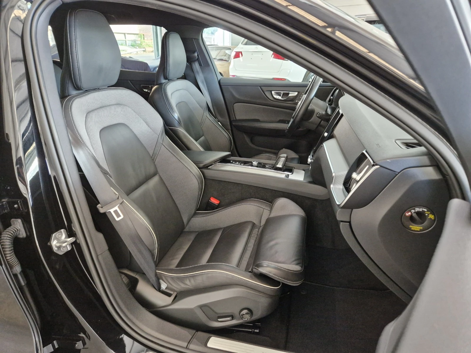 Volvo V60 B3 R-Design - изображение 8