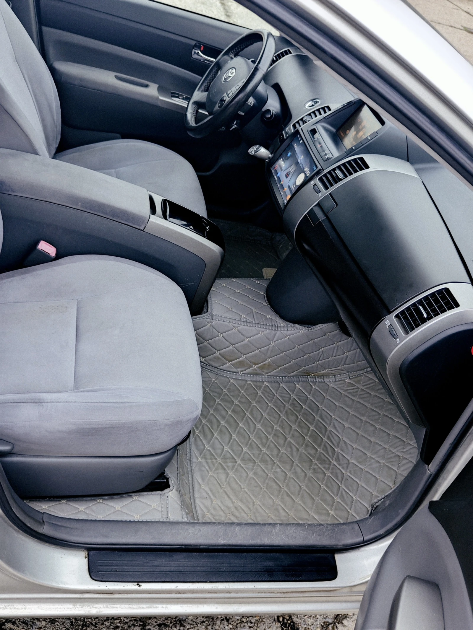 Toyota Prius 1.5, снимка 11 - Автомобили и джипове - 53739308