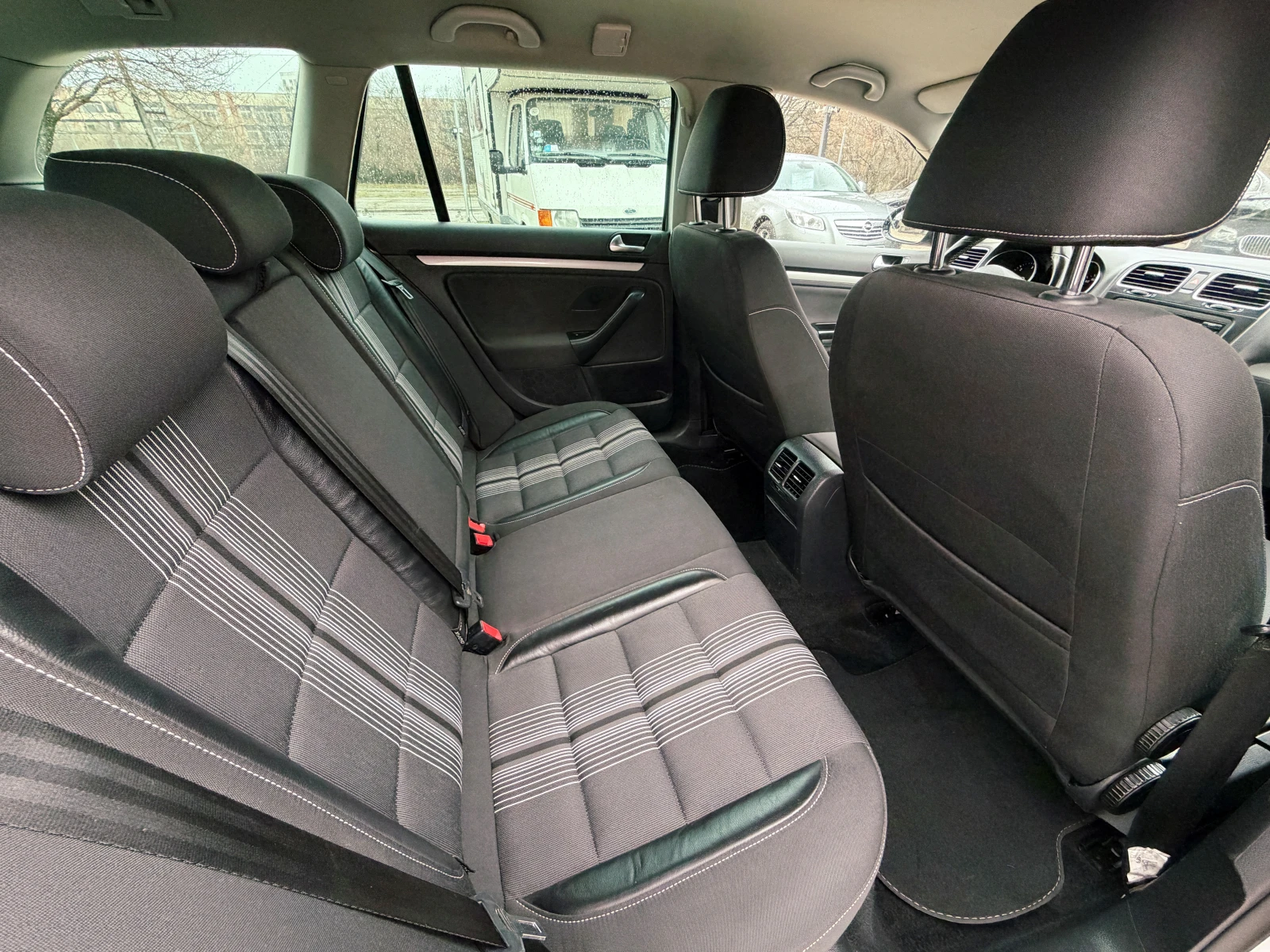 VW Golf MATCH 1.6TDi, снимка 11 - Автомобили и джипове - 53959396