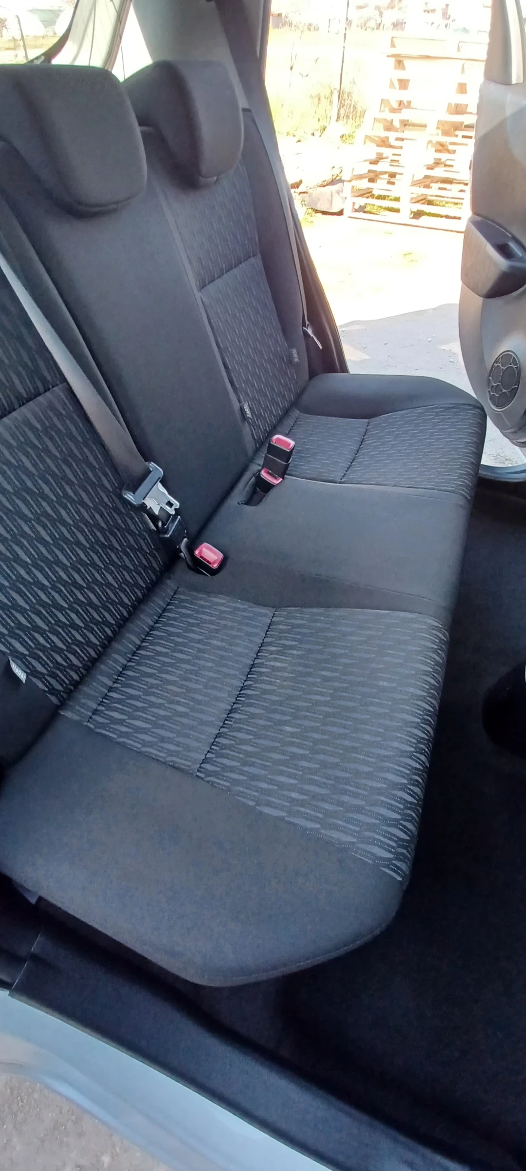 Toyota Yaris 1.4 D-4D, снимка 12 - Автомобили и джипове - 53989002