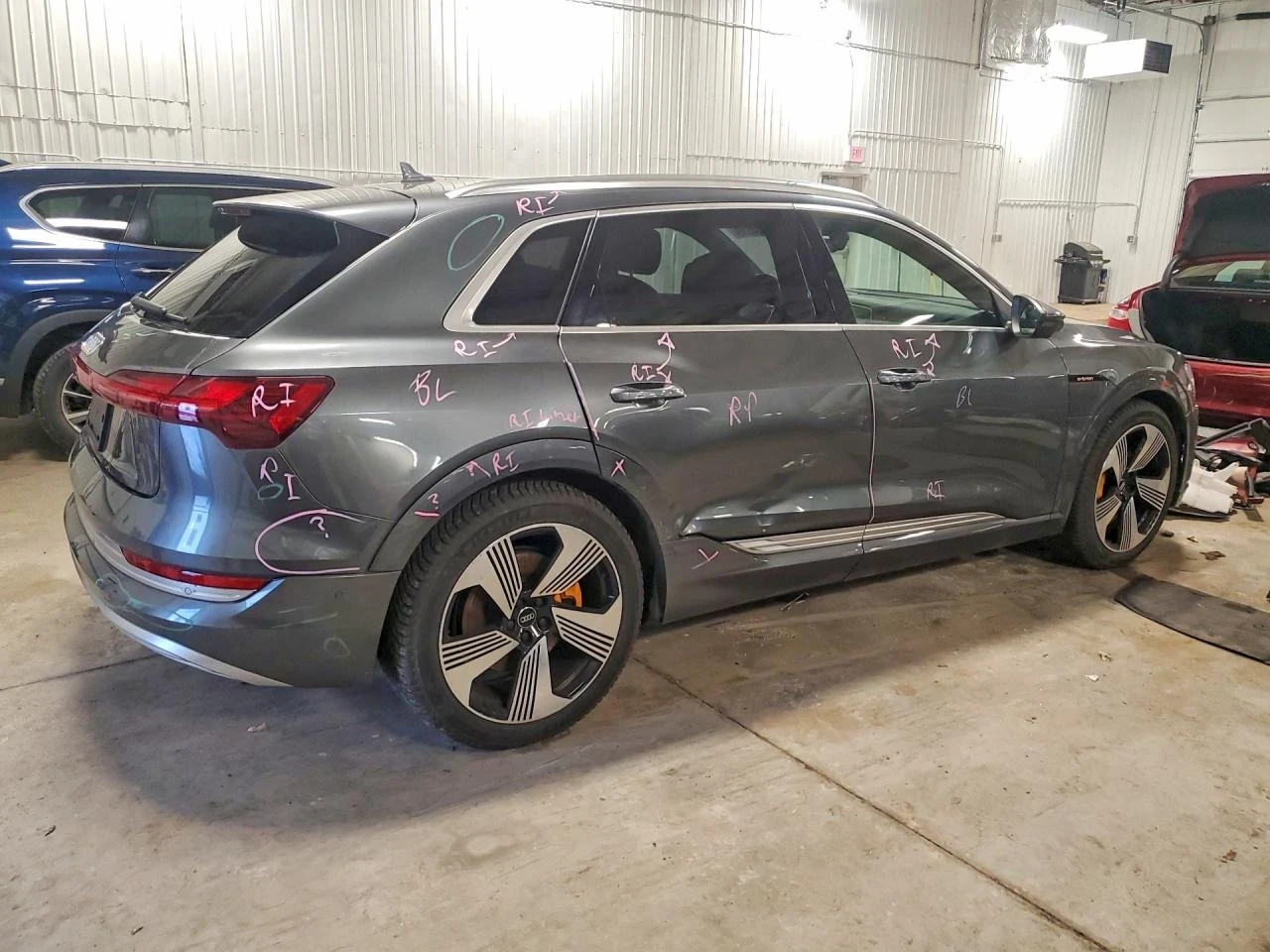 Audi E-Tron PRESTIGE | 360 КАМЕРА | ВАКУУМ | ОБДУХВАНЕ | , снимка 4 - Автомобили и джипове - 54086839