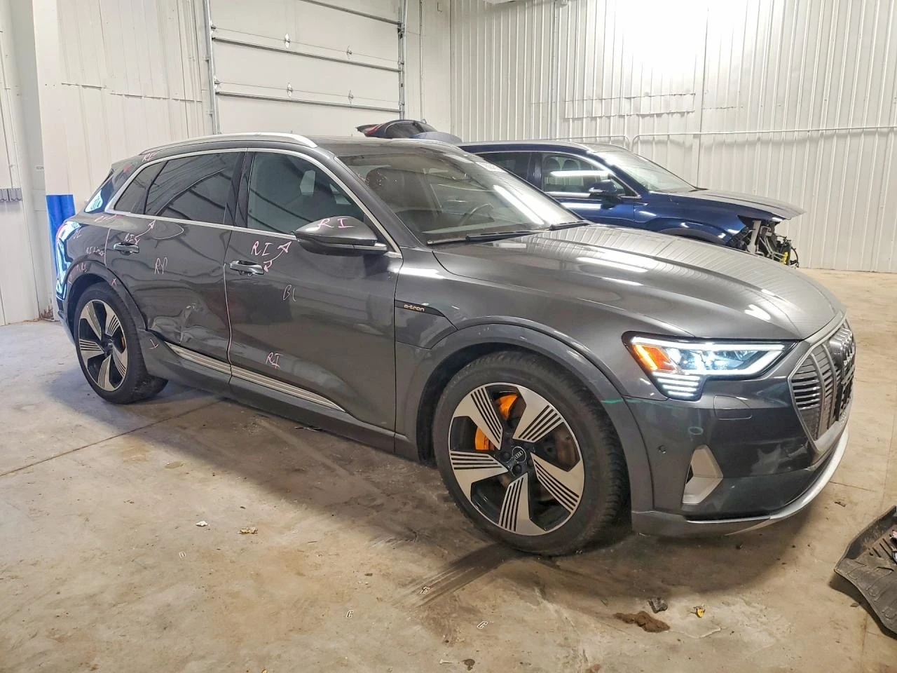 Audi E-Tron PRESTIGE | 360 КАМЕРА | ВАКУУМ | ОБДУХВАНЕ | , снимка 3 - Автомобили и джипове - 54086839