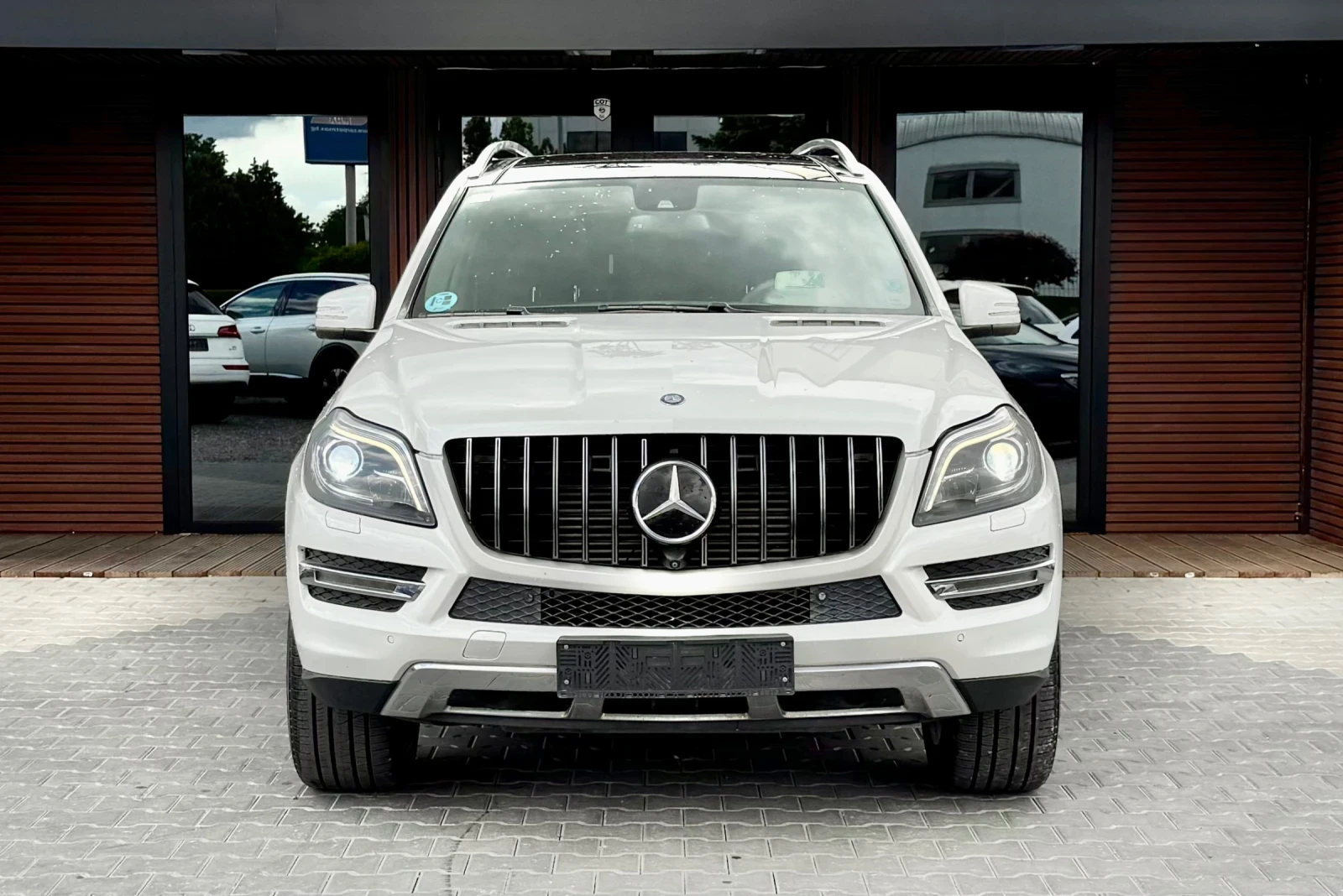 Mercedes-Benz GL 350 AMG* 4Matic* Kamera 360* 7 местен* Лизинг, снимка 2 - Автомобили и джипове - 54548711