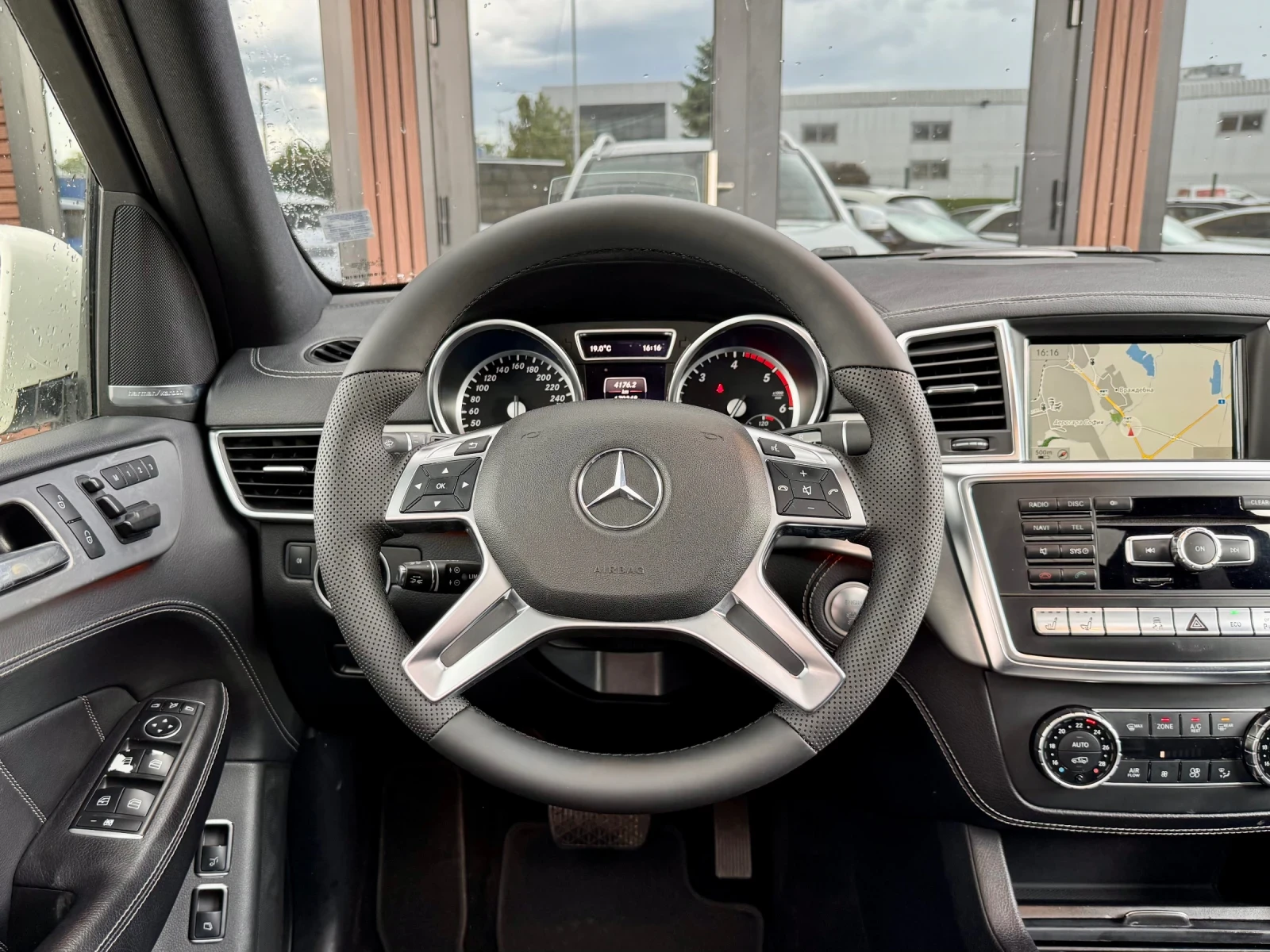 Mercedes-Benz GL 350 AMG* 4Matic* Kamera 360* 7 местен* Лизинг, снимка 10 - Автомобили и джипове - 54548711