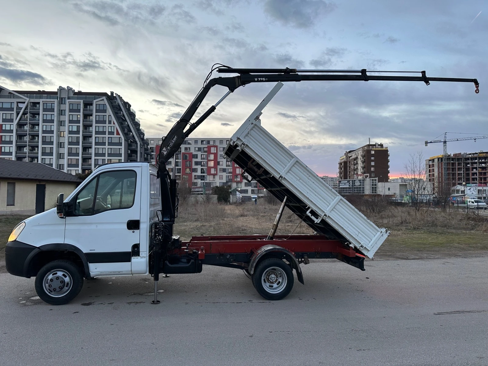 Iveco Daily 3-стр самосвал с кран - изображение 6