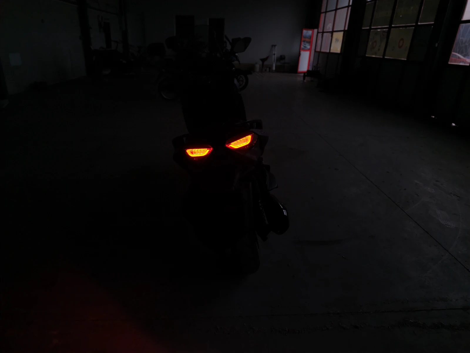 Yamaha X-max 400 ABS, TCS Akrapovic , снимка 9 - Мотоциклети и мототехника - 53905141