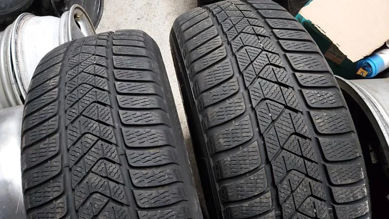 Гуми Зимни 225/45R17, снимка 2 - Гуми и джанти - 27564842